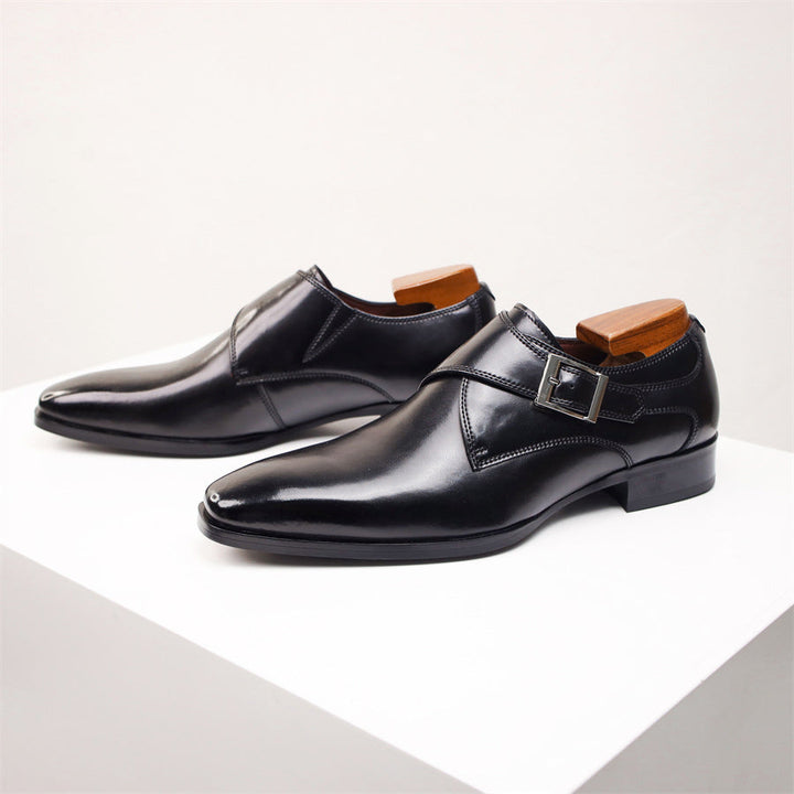Närbild av herrsko slip-on i brunt läder som visar dess eleganta textur och design.