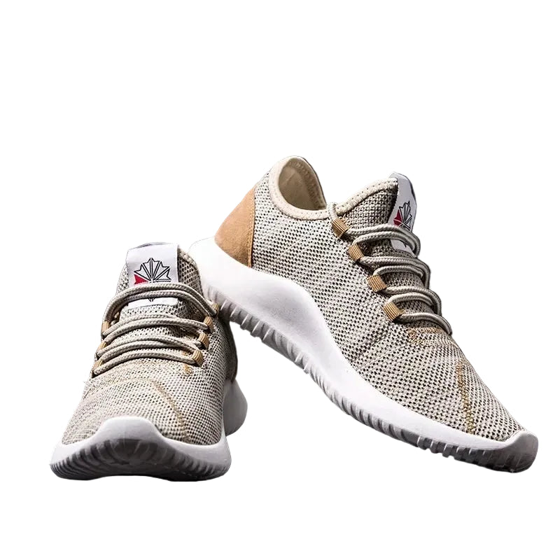 Herrsneakers i ljusblå mesh med vit sula, perfekta för vardag och sommar. Lätt och bekväm design.