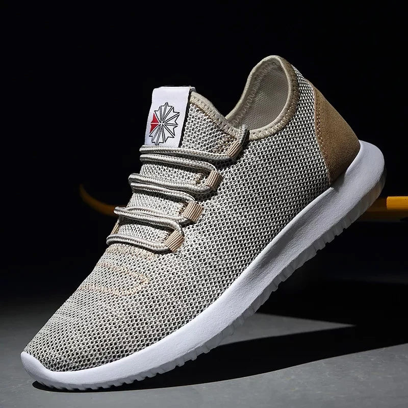 Ett par svarta, lätta vardagssneakers för män, detaljerad snörning och en tjock, vit EVA-sula.