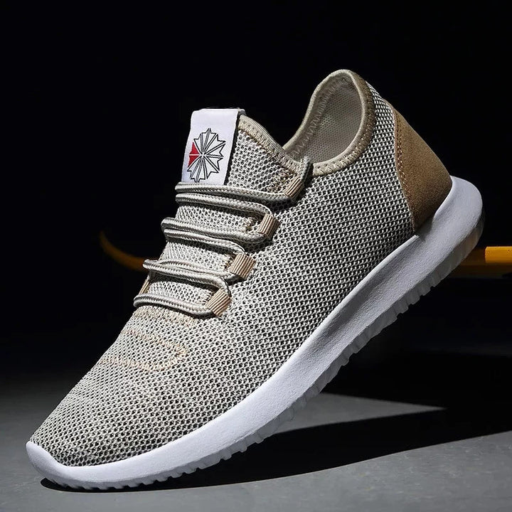 Ett par svarta, lätta vardagssneakers för män, detaljerad snörning och en tjock, vit EVA-sula.