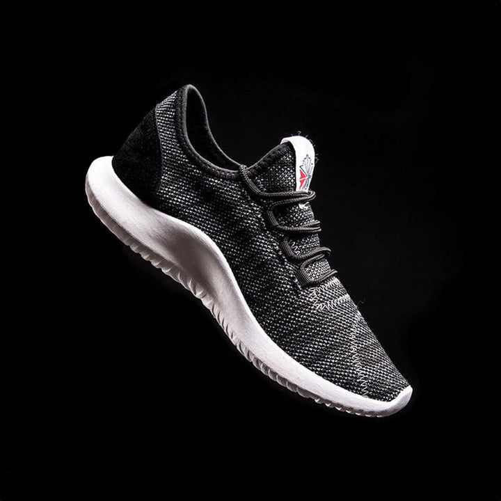 Moderna vita herr sneakers med grå detaljer och ventilerande mesh, idealiska som bekväma sommarskor.