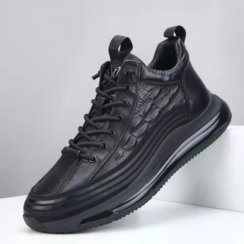 "Herrsneakers med läderfinish, krokodiltryck, stilren design, slitstarka skor för vardag och fest."