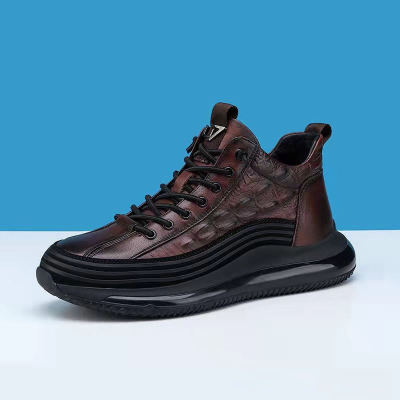 "Herrsneakers med läderfinish, krokodiltryck, stilren design, slitstarka skor för vardag och fest."