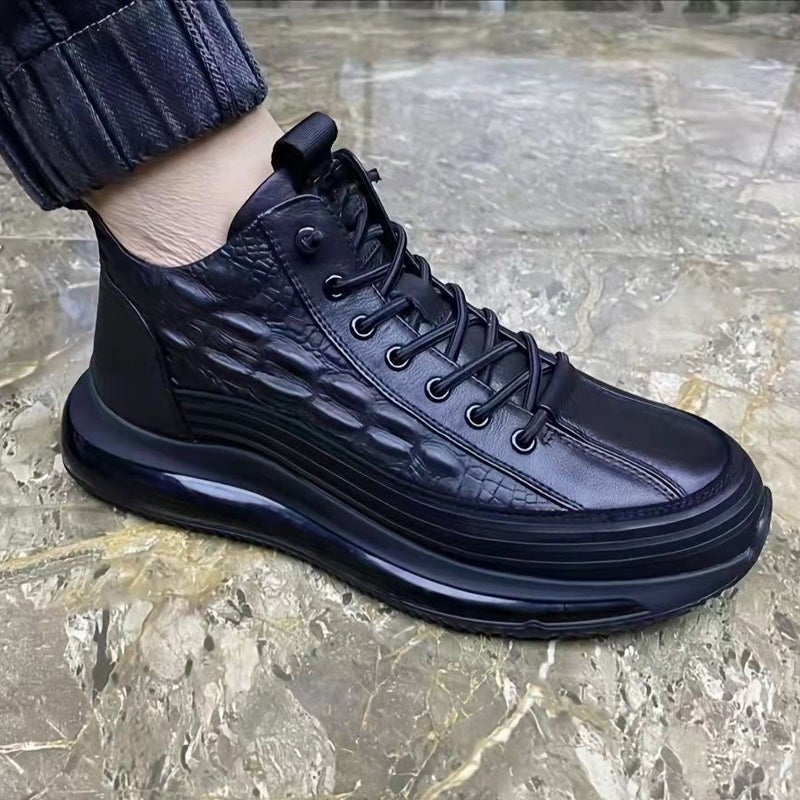 "Herrsneakers med läderfinish, krokodiltryck, stilren design, slitstarka skor för vardag och fest."