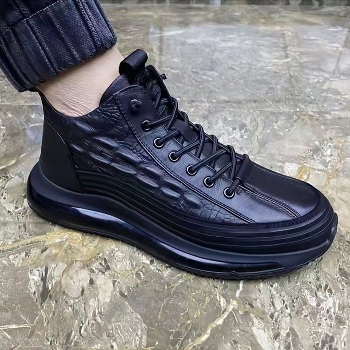 "Herrsneakers med läderfinish, krokodiltryck, stilren design, slitstarka skor för vardag och fest."