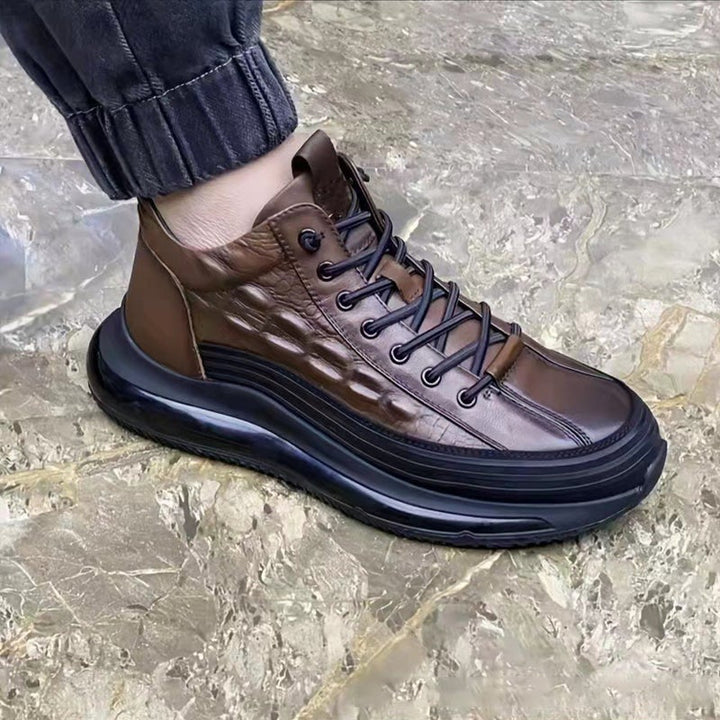 "Herrsneakers med läderfinish, krokodiltryck, stilren design, slitstarka skor för vardag och fest."