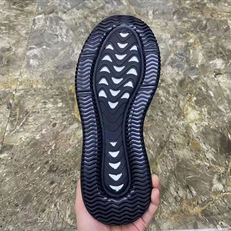 "Herrsneakers med läderfinish, krokodiltryck, stilren design, slitstarka skor för vardag och fest."