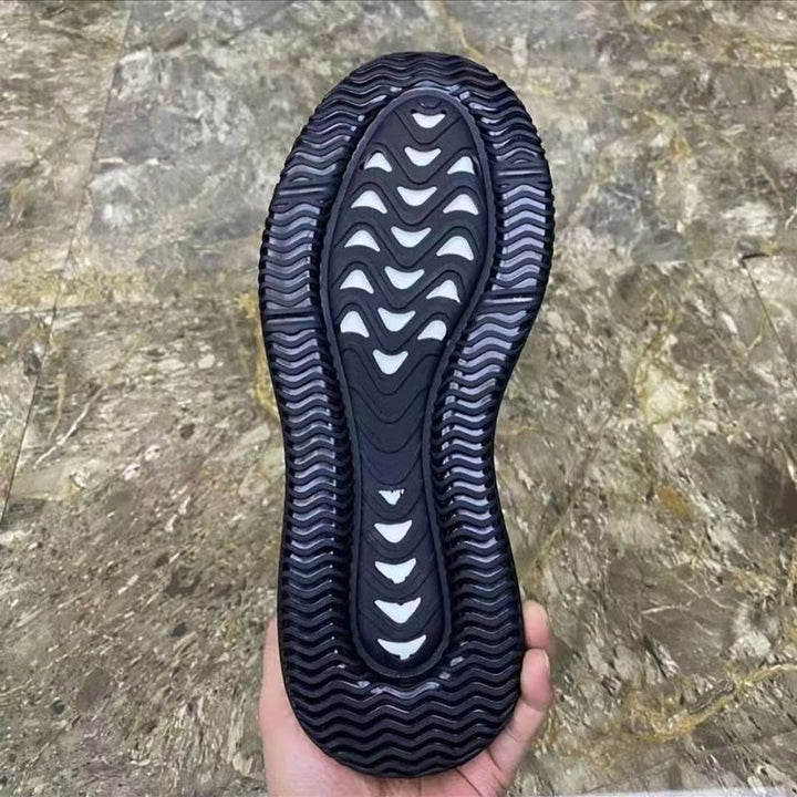 "Herrsneakers med läderfinish, krokodiltryck, stilren design, slitstarka skor för vardag och fest."