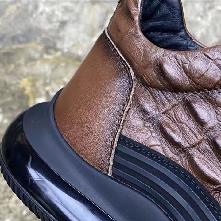 "Herrsneakers med läderfinish, krokodiltryck, stilren design, slitstarka skor för vardag och fest."