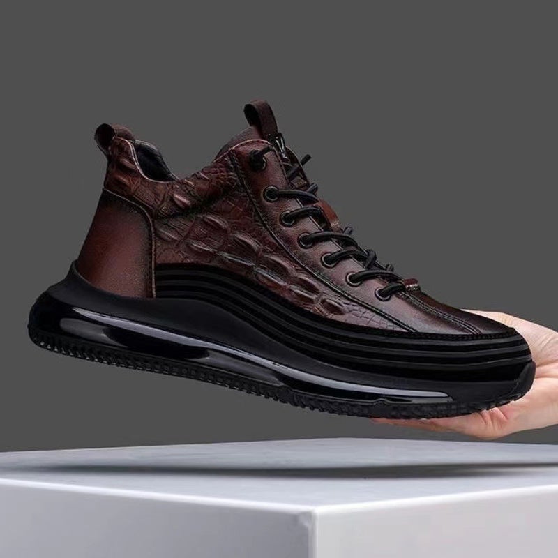 "Herrsneakers med läderfinish, krokodiltryck, stilren design, slitstarka skor för vardag och fest."
