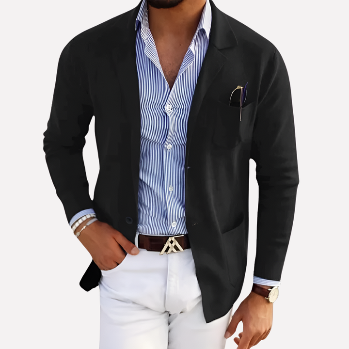 Man bär stilren herrblazer över skjorta. Idealisk för smart casual eller kontorsstil.