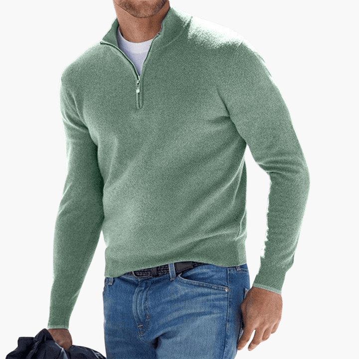 Man i en bekväm herrtröja med dragkedja, perfekt för en avslappnad vardagsstil. Mjuk sweatshirt.