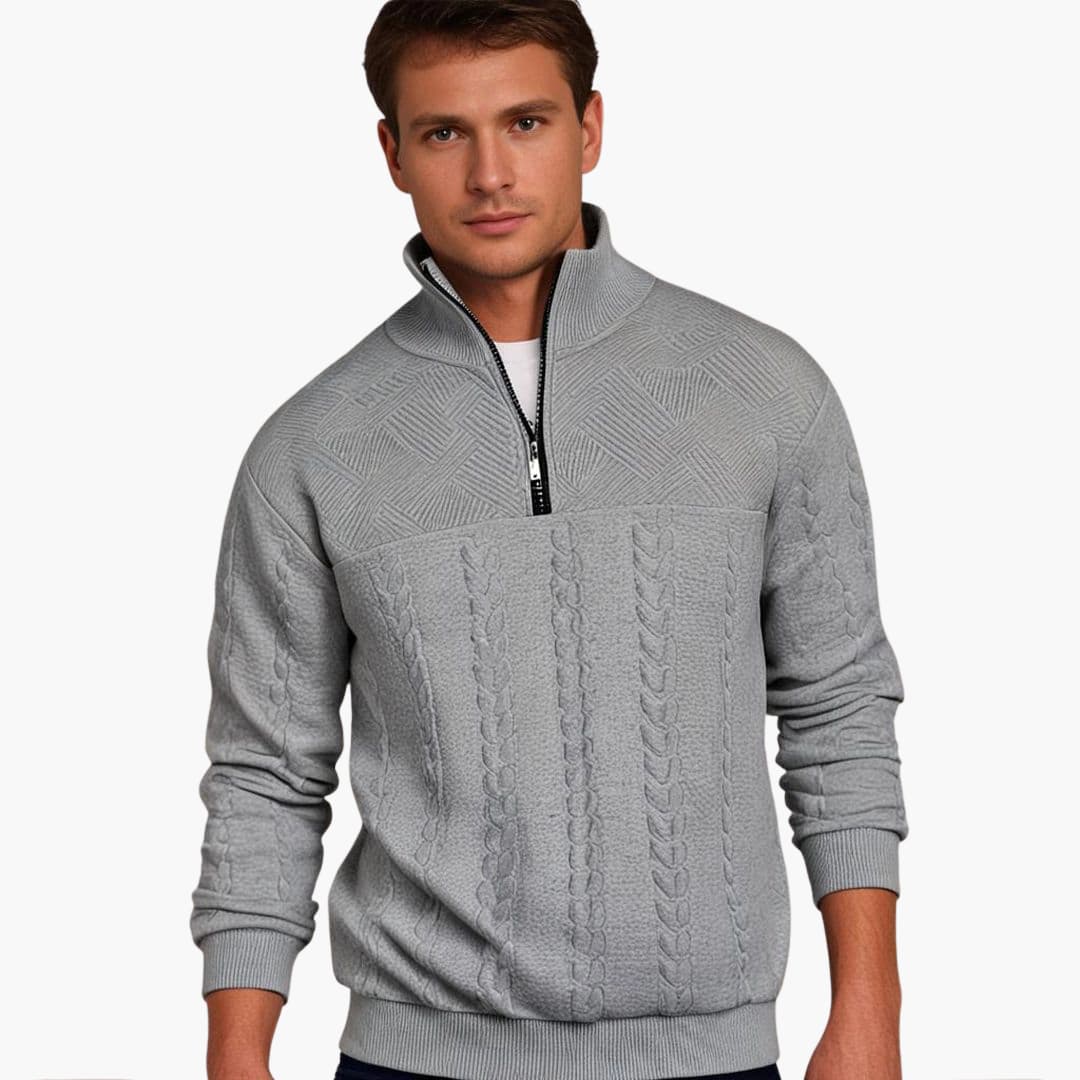 Elegant flätstickad herrtröja med halv dragkedja. Klassisk pullover för män, idealisk för vardagsmode.