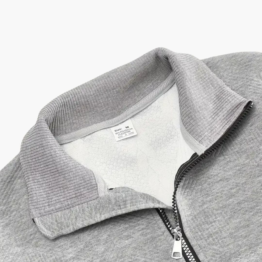 Bekväm stickad herrtröja med halv dragkedja. Flätstickad pullover för män, stilren och varm för vintern.