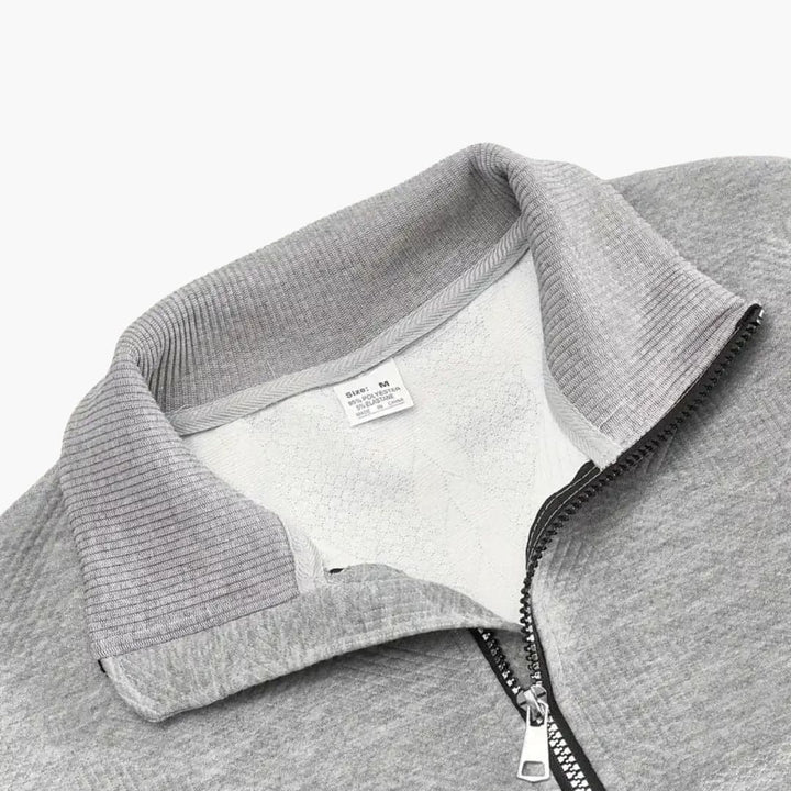 Bekväm stickad herrtröja med halv dragkedja. Flätstickad pullover för män, stilren och varm för vintern.
