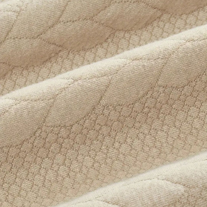 Stilren flätstickad herrtröja, halv dragkedja. En klassisk pullover för män, idealisk för vintergarderoben.