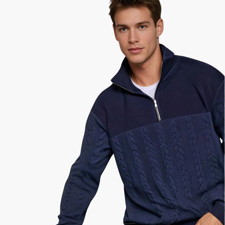 Herrtröja med halv dragkedja i elegant flätstickad design. Tidlös pullover för män, för höst och vinter.