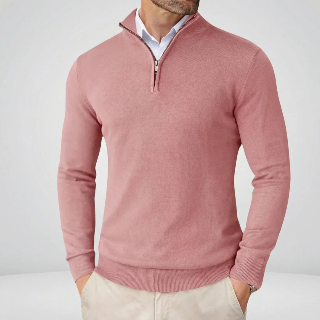 Detaljbild av herrtröjans halvdragkedja. Stilren långärmad pullover för män, perfekt som basplagg.