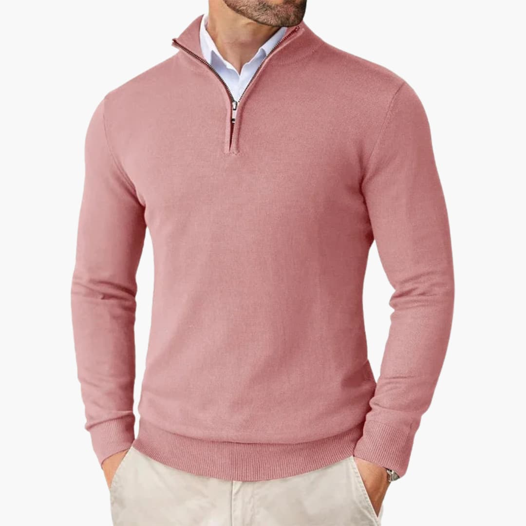 Elegant stickad herrtröja med kvartslång dragkedja. Perfekt som stilrent lagerplagg för alla dagar.