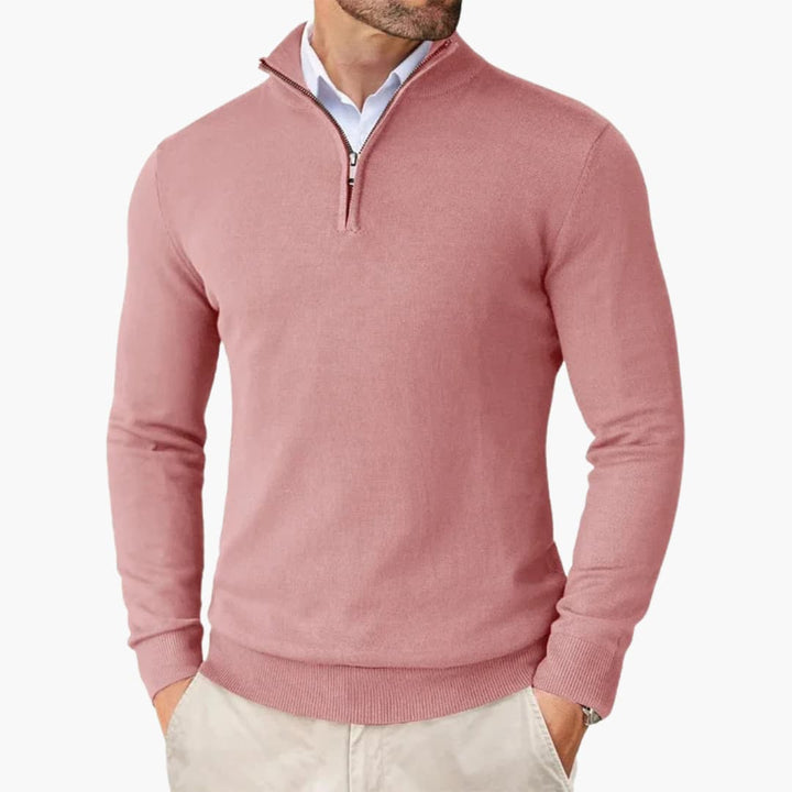 Elegant stickad herrtröja med kvartslång dragkedja. Perfekt som stilrent lagerplagg för alla dagar.