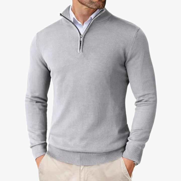 Herrtröja med kvartslång dragkedja, i mjukt stickat material. En bekväm & elegant pullover.