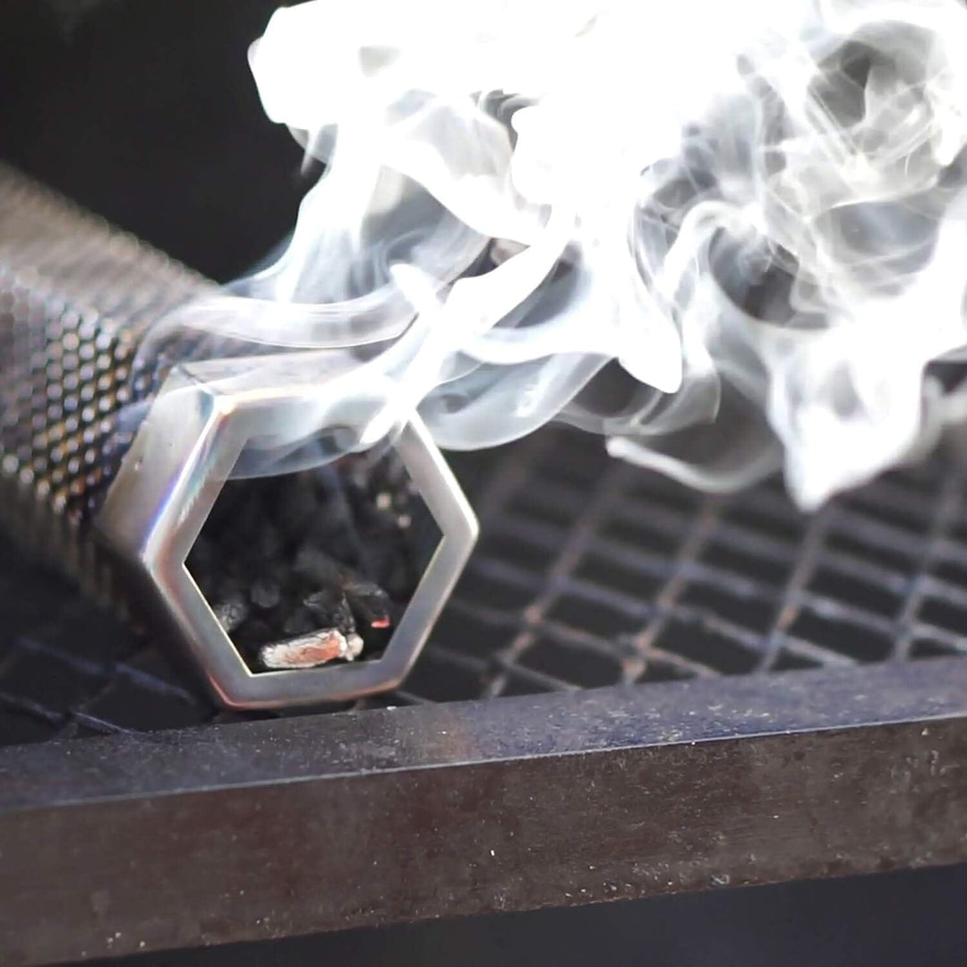 "Hexagonalt rökrör i rostfritt stål för grill, robust design, ger jämn rökutveckling för BBQ, kompatibel med alla grillar."
