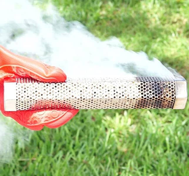"Hexagonalt rökrör i rostfritt stål för grill, robust design, ger jämn rökutveckling för BBQ, kompatibel med alla grillar."
