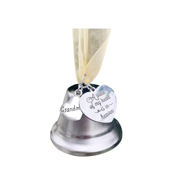 "Hjärtevärmande julminnesängel med klockform, eleganta ängelvingar, perfekt för julgranens dekoration."