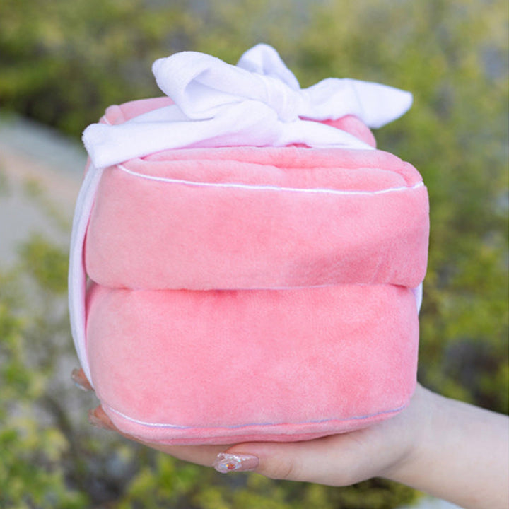 "Hjärtformad ringask i rosa plysch med dold dragkedja, perfekt för frieri och speciella tillfällen. Dekorativ och praktisk."
