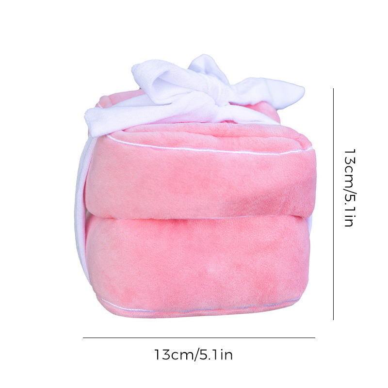 "Hjärtformad ringask i rosa plysch med dold dragkedja, perfekt för frieri och speciella tillfällen. Dekorativ och praktisk."