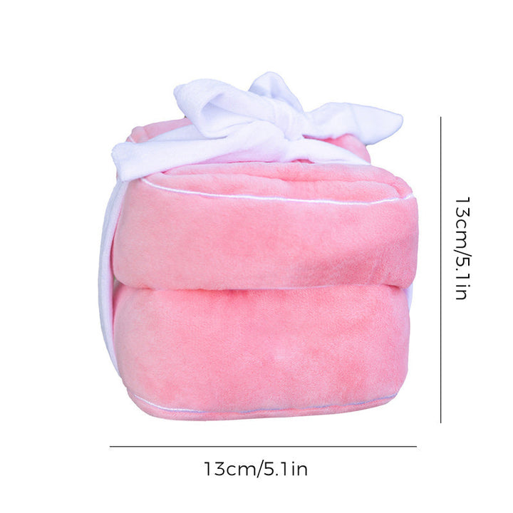 "Hjärtformad ringask i rosa plysch med dold dragkedja, perfekt för frieri och speciella tillfällen. Dekorativ och praktisk."