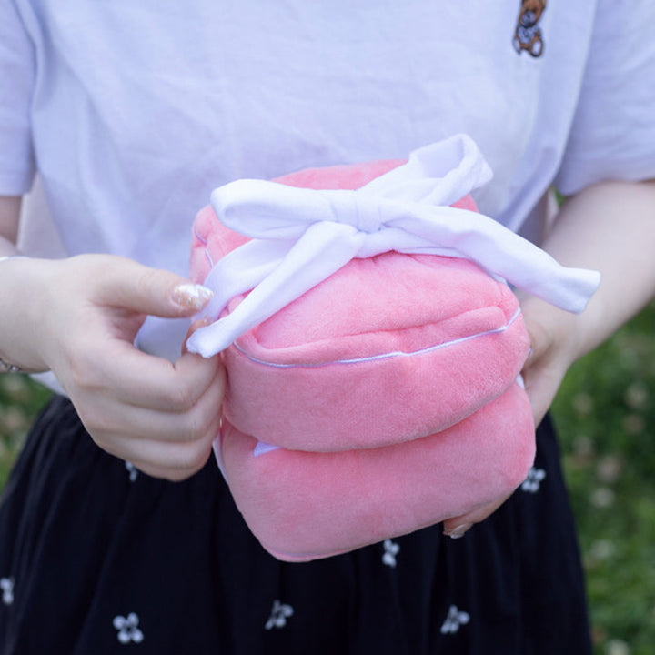 "Hjärtformad ringask i rosa plysch med dold dragkedja, perfekt för frieri och speciella tillfällen. Dekorativ och praktisk."