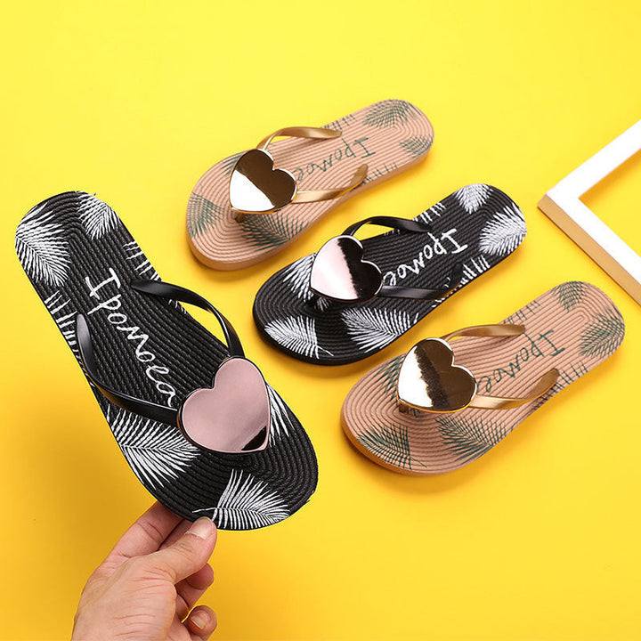 "Hjärtformade flip flops för kvinnor, avslappnade strandtofflor i svart och beige med halkfri yta och vadderad fotbädd."