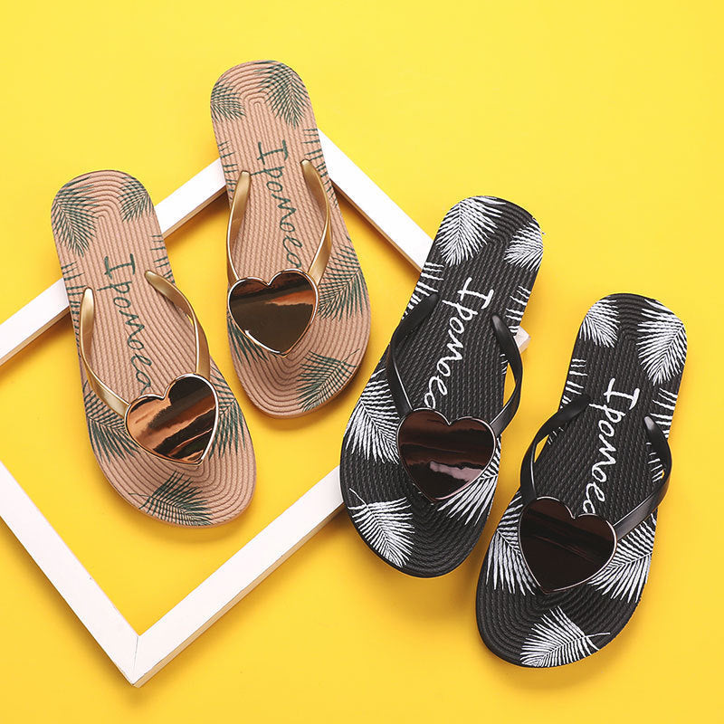 "Hjärtformade flip flops för kvinnor, avslappnade strandtofflor i svart och beige med halkfri yta och vadderad fotbädd."