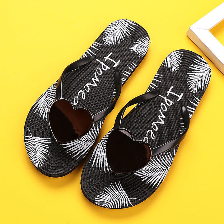 "Hjärtformade flip flops för kvinnor, avslappnade strandtofflor i svart och beige med halkfri yta och vadderad fotbädd."