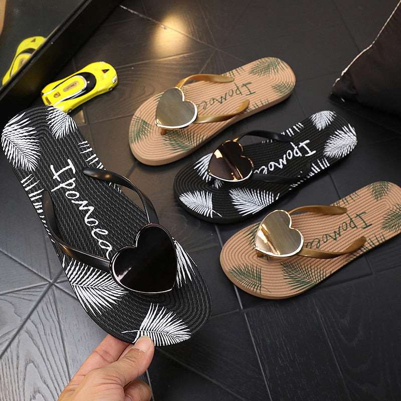 "Hjärtformade flip flops för kvinnor, avslappnade strandtofflor i svart och beige med halkfri yta och vadderad fotbädd."