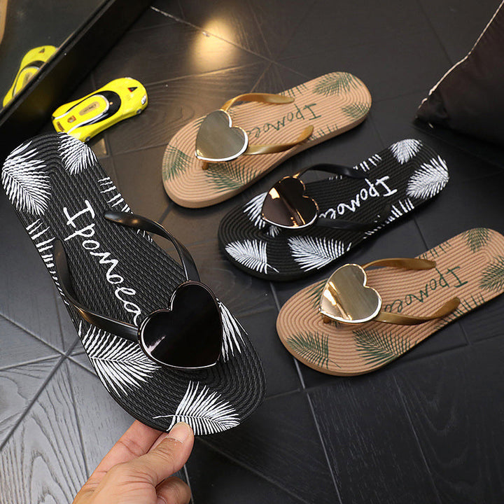 "Hjärtformade flip flops för kvinnor, avslappnade strandtofflor i svart och beige med halkfri yta och vadderad fotbädd."