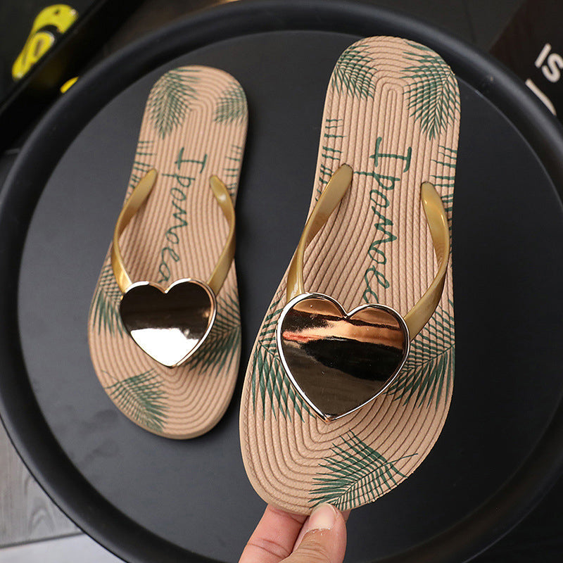 "Hjärtformade flip flops för kvinnor, avslappnade strandtofflor i svart och beige med halkfri yta och vadderad fotbädd."