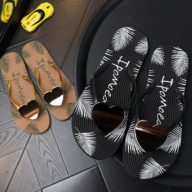 "Hjärtformade flip flops för kvinnor, avslappnade strandtofflor i svart och beige med halkfri yta och vadderad fotbädd."