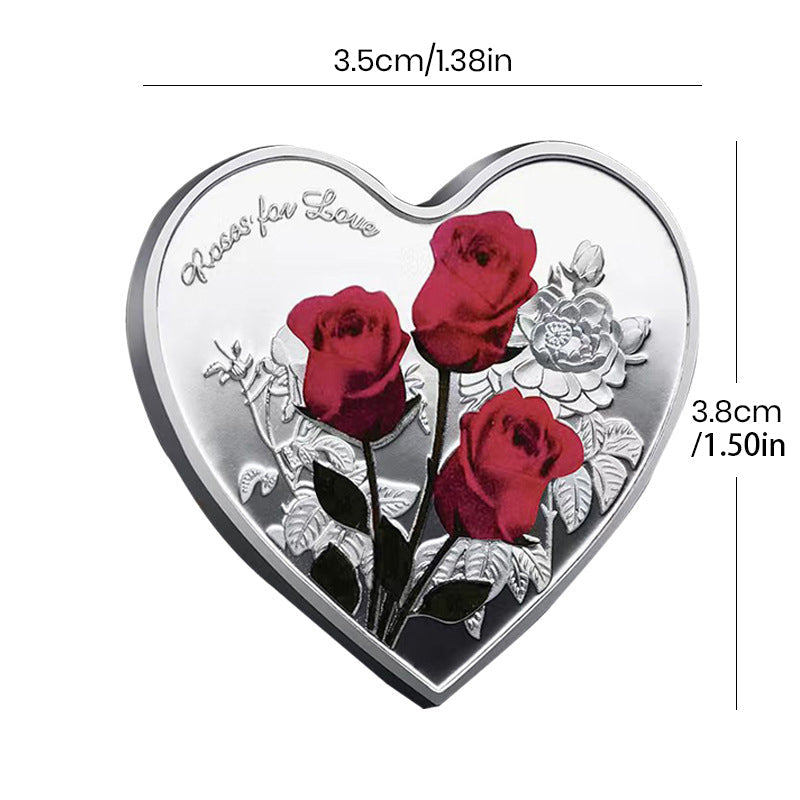Hjärtformat minnesmynt med rosendesign i silver, kärleksbudskap; perfekt romantisk gåva, dekorativt och hållbart.