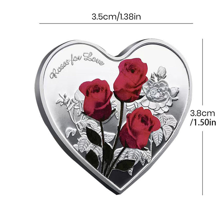 Hjärtformat minnesmynt med rosendesign i silver, kärleksbudskap; perfekt romantisk gåva, dekorativt och hållbart.