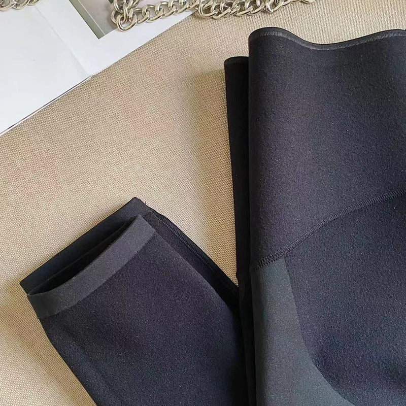 "Höftlyftande damleggings i svart nylon, skinny passform. Ger slimmande effekt och framhäver kurvor med stil."