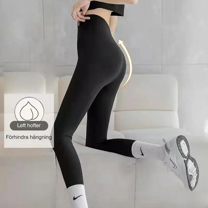 "Höftlyftande damleggings i svart nylon, skinny passform. Ger slimmande effekt och framhäver kurvor med stil."