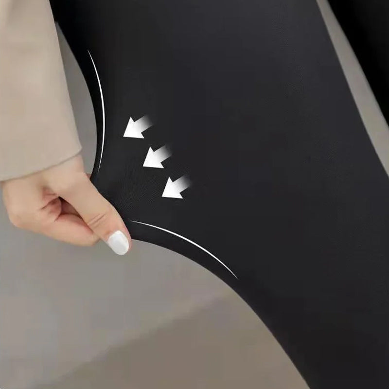 "Höftlyftande damleggings i svart nylon, skinny passform. Ger slimmande effekt och framhäver kurvor med stil."