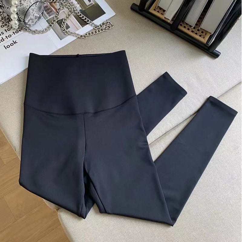 "Höftlyftande damleggings i svart nylon, skinny passform. Ger slimmande effekt och framhäver kurvor med stil."