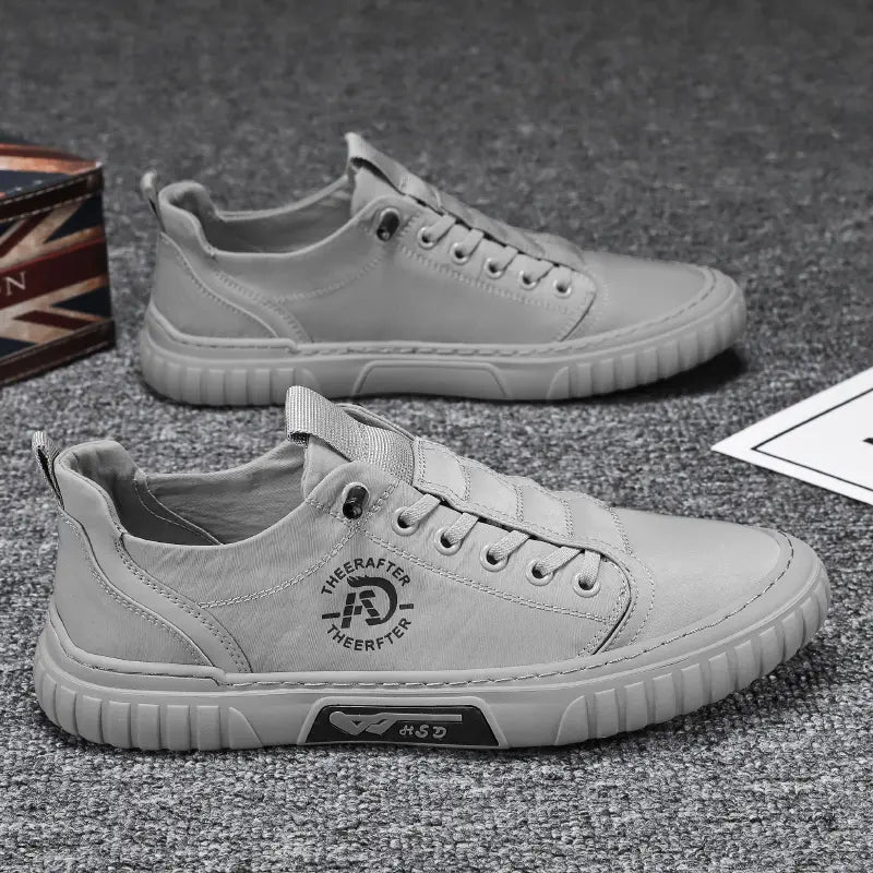 "Högklassiga herrsneakers i grått med elastiska snören och antihalksula, perfekt för stil och komfort."