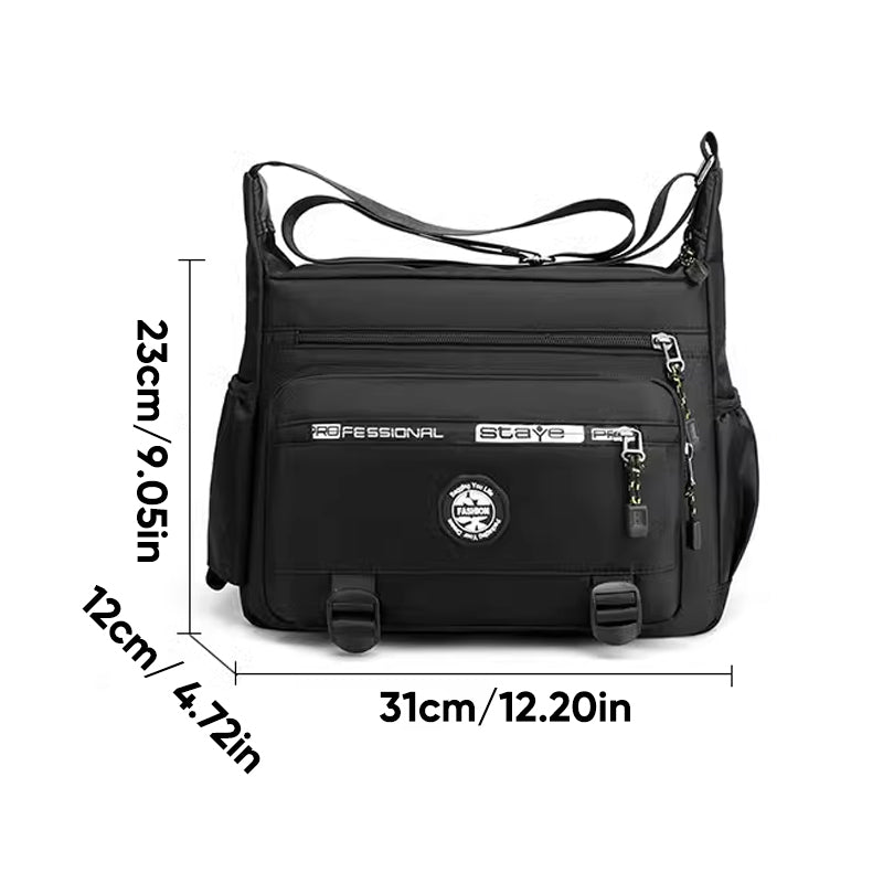 "Högkvalitativ svart axelväska för män med flera fickor, justerbara remmar och vattentät yta, sedd bakifrån."