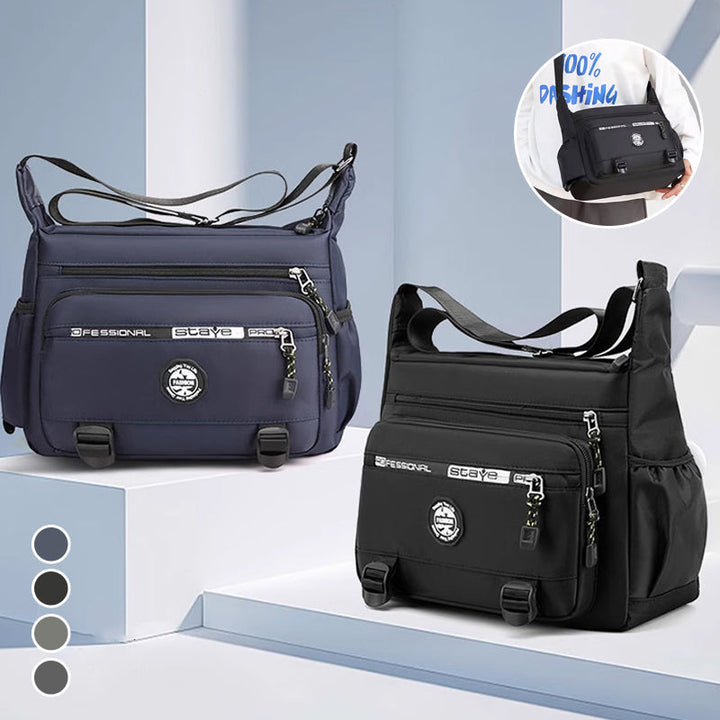 "Högkvalitativ svart axelväska för män med flera fickor, justerbara remmar och vattentät yta, sedd bakifrån."