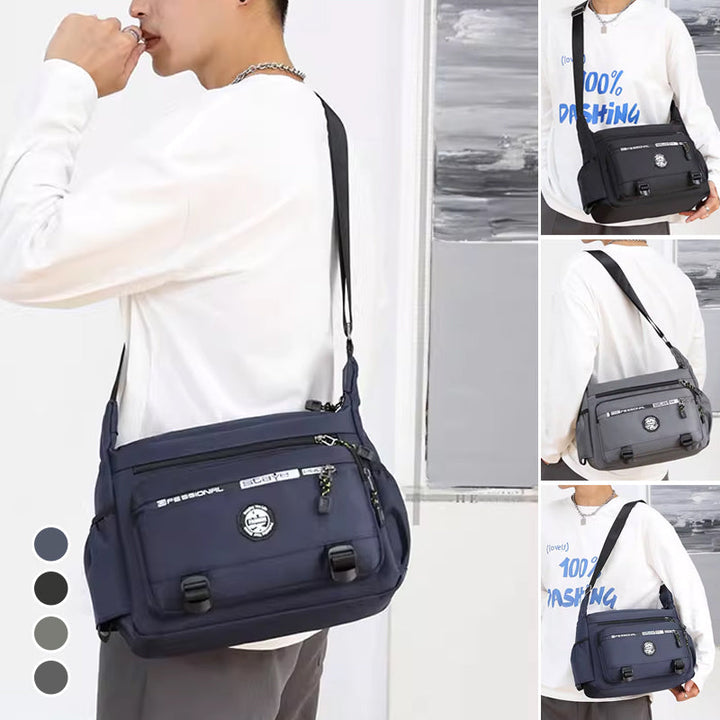 "Högkvalitativ svart axelväska för män med flera fickor, justerbara remmar och vattentät yta, sedd bakifrån."