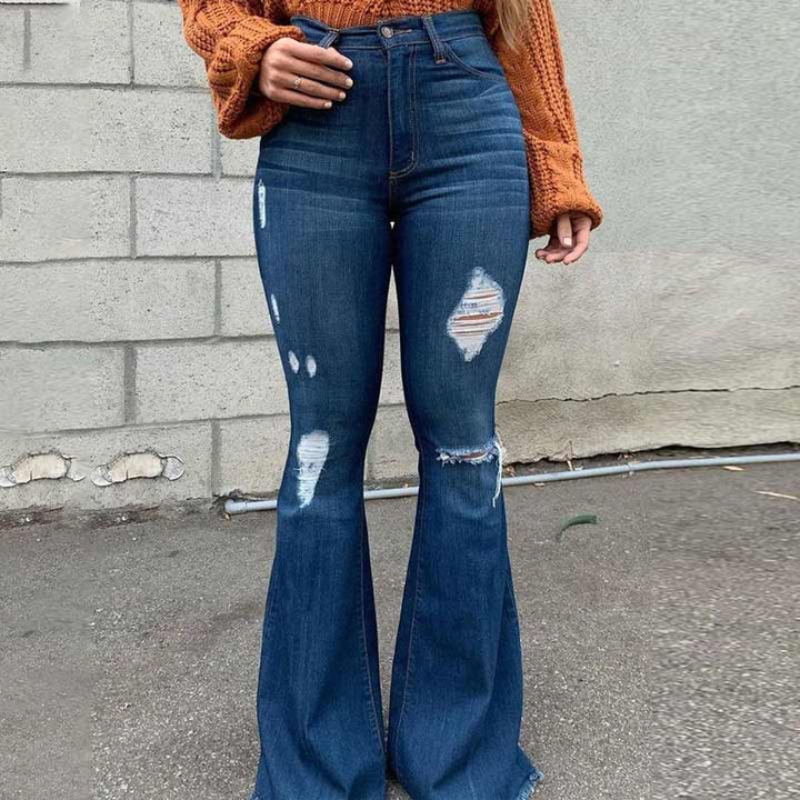 "Högmidjade damjeans med utsvängda ben och slitna detaljer, trendig siluett för moderiktig stil och komfort."